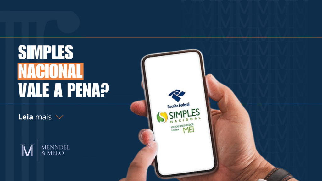 Uma imagem de mãos mexendo no celular com a logo da receita e do simples nacional. Ao lado o texto: Simples nacional: vale a pena?