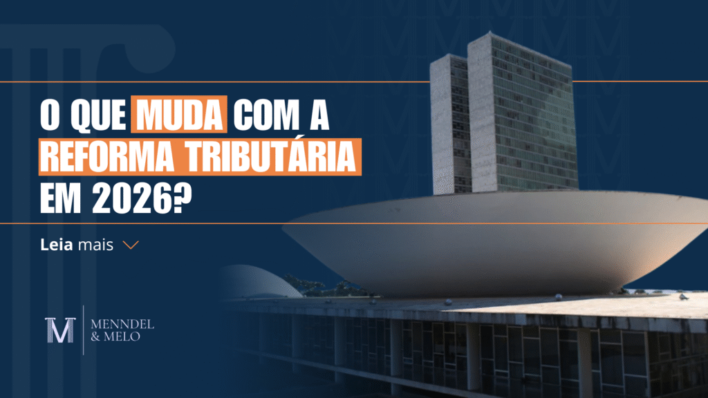 Foto do congresso nacional visto de baixo, centro das discussões da Reforma Tributária. O texto diz "Reforma Tributária em 2026: entenda as mudanças."