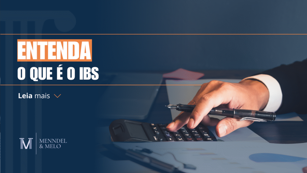 Uma mão em uma calculadora com o texto ao lado "Entenda o que é o IBS"