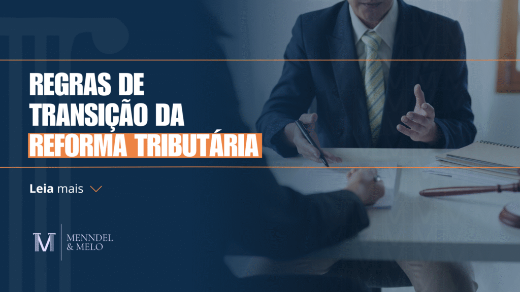 Empresário discutindo contratos e um texto ao lado: "Regras de transição da Reforma Tributária"