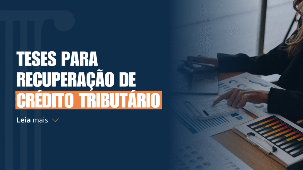 Uma empresária fazendo contas e analisando papéis com o texto ao lado "Teses para recuperação de crédito tributário"