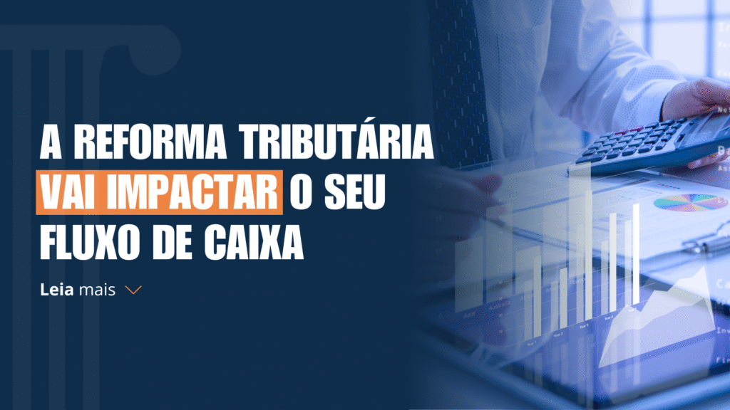 Empresário fazendo cálculos de tributos e um texto ao lado "A Reforma Tributária vai impactar o seu fluxo de caixa"